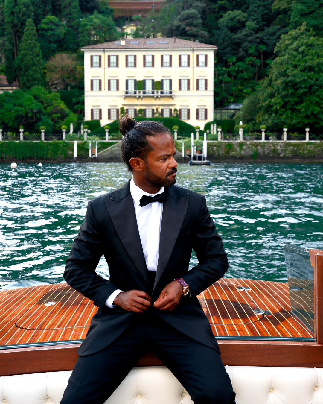 Uomo con outfit sofisticato e postura naturale, foto outdoor